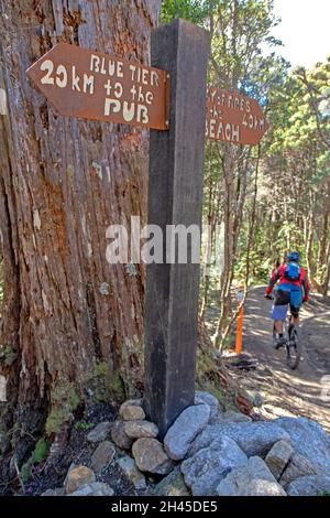 Wanderzeichen auf dem Blue Derby Mountainbike-Netz Stockfoto