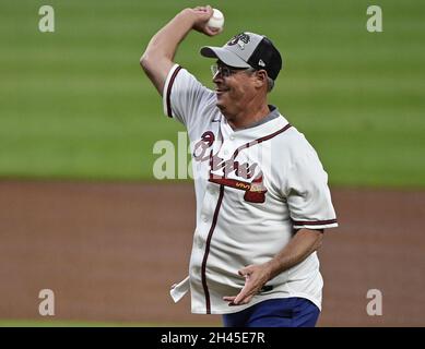 Atlanta, Usa. Oktober 2021. Der ehemalige große Atlanta Braves Pitcher Greg Maddux wirft die zeremonielle erste Seillänge vor dem Houston Astros-Atlanta Braves Matchup in Spiel fünf der MLB World Series im Truist Park am Sonntag, 31. Oktober 2021 in Atlanta, Georgia. Houston steht vor einem Ausscheidungsspiel, das Atlanta 3-1 in der Serie hinterherhinkt. Foto von David Tulis/UPI Credit: UPI/Alamy Live News Stockfoto