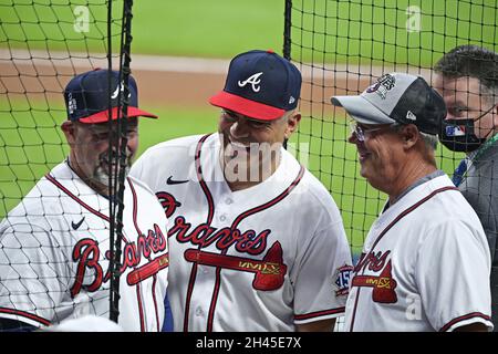 Atlanta, Usa. Oktober 2021. (L-R) Atlanta Braves Pitching Coach Rick Kranitz, Eddie Perez und der ehemalige Pitcher Greg Maddux sprechen vor Maddux, der die zeremonielle erste Seillänge vor dem Matchup von Houston Astros-Atlanta Braves in Spiel fünf der MLB World Series im Truist Park am Sonntag, den 31. Oktober 2021 in Atlanta, Georgia, auswirft. Houston steht vor einem Ausscheidungsspiel, das Atlanta 3-1 in der Serie hinterherhinkt. Foto von David Tulis/UPI Credit: UPI/Alamy Live News Stockfoto