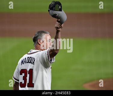 Atlanta, Usa. Oktober 2021. Der ehemalige große Atlanta Braves Pitcher Greg Maddux winkt Fans zu, bevor er die erste Seillänge vor dem Matchup von Houston Astros-Atlanta Braves in Spiel fünf der MLB World Series im Truist Park am Sonntag, 31. Oktober 2021 in Atlanta, Georgia, auswirft. Houston steht vor einem Ausscheidungsspiel, das Atlanta 3-1 in der Serie hinterherhinkt. Foto von David Tulis/UPI Credit: UPI/Alamy Live News Stockfoto