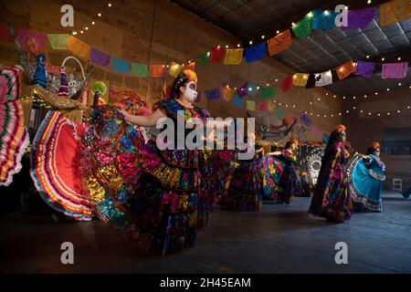 Tieton, Washington, USA. Oktober 2021. Mitglieder des Davis High School Ballet Folkloric spielen „La Llorona“ am Sonntag, den 31. Oktober 2021, bei der Dia de los Muertos Community-Messe in Tieton, Washington. Die jährliche Feier findet in Tieton Arts & Humanities statt, um an verstorbene Freunde und Familienmitglieder zu erinnern und ihre spirituelle Reise zu unterstützen. Quelle: Paul Christian Gordon/Alamy Live News Stockfoto