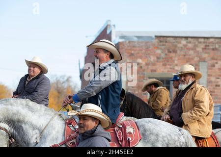 Tieton, Washington, USA. Oktober 2021. Manuel Garcia ruft während einer Mariachi-Vorstellung beim Dia de los Muertos Community-Gottesdienst in Tieton, Washington, am Sonntag, den 31. Oktober 2021. Die jährliche Feier findet in Tieton Arts & Humanities statt, um an verstorbene Freunde und Familienmitglieder zu erinnern und ihre spirituelle Reise zu unterstützen. Quelle: Paul Christian Gordon/Alamy Live News Stockfoto