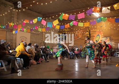 Tieton, Washington, USA. Oktober 2021. Mitglieder der Huecha Omeyocan Aztec Tänzer treten am Sonntag, den 31. Oktober 2021, bei der Dia de los Muertos Community-Feebar in Tieton, Washington, auf. Die jährliche Feier findet in Tieton Arts & Humanities statt, um an verstorbene Freunde und Familienmitglieder zu erinnern und ihre spirituelle Reise zu unterstützen. Quelle: Paul Christian Gordon/Alamy Live News Stockfoto