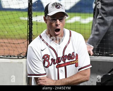 Atlanta, Usa. Oktober 2021. Der ehemalige große Atlanta Braves Pitcher Greg Maddux macht nach der zeremoniellen ersten Seillänge vor den Houston Astros-Atlanta Braves im fünften Spiel der MLB World Series im Truist Park am Sonntag, den 31. Oktober 2021 in Atlanta, Georgia, scherzhaft die Wunde Arm vor. Houston steht vor einem Ausscheidungsspiel, das Atlanta 3-1 in der Serie hinterherhinkt. Foto von David Tulis/UPI Credit: UPI/Alamy Live News Stockfoto