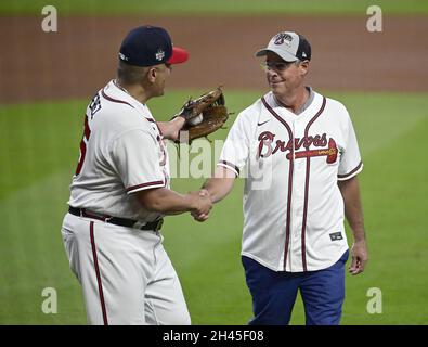 Atlanta, Usa. Oktober 2021. Der ehemalige große Atlanta Braves Pitcher Greg Maddux (R) schüttelt nach der feierlichen ersten Seillänge vor den Houston Astros-Atlanta Braves im fünften Spiel der MLB World Series am Sonntag, den 31. Oktober 2021 in Atlanta, Georgia, die Hände mit dem ehemaligen Teamkollegen und Braves-Trainer Eddie Perez. Houston steht vor einem Ausscheidungsspiel, das Atlanta 3-1 in der Serie hinterherhinkt. Foto von David Tulis/UPI Credit: UPI/Alamy Live News Stockfoto