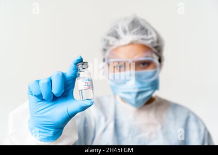 Porträt einer asiatischen Ärztin oder Krankenschwester in persönlicher Schutzausrüstung, einer medizinischen Mitarbeiterin mit Covid-19-Impfstoff und einem Impfkonzept für Coronaviren Stockfoto