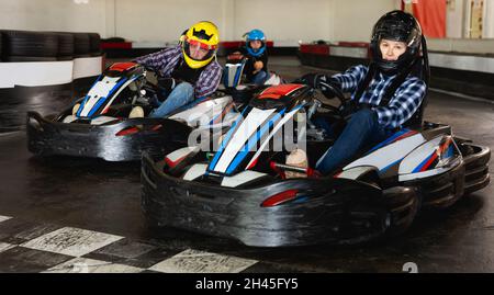 Menschen, die Go-Kart-Autos fahren Stockfoto