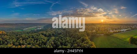 Das Kloster Schaeftlarn in Bayern, Deutschland als Panoramaaufnahme bei Sonnenuntergang. Stockfoto