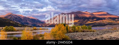 Mount Elbert und Mount Consgriff, beleuchtet vom frühen Morgenlicht über Twin Lakes zu Beginn des Herbstes in Colorado. Stockfoto