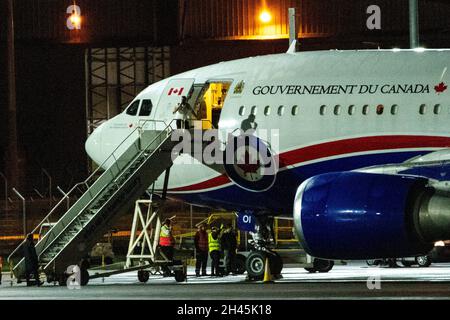Edinburgh, Schottland, Großbritannien. November 2021. BILD: Flugzeug der kanadischen Premierminister. Nachtansicht der Staatschefs von Privatflugzeugen auf dem Asphalt des Flughafens Edinburgh für die COP26-Klimakonferenz. Die meisten Jets sind gerade in den letzten Stunden gelandet, insbesondere das Flugzeug des kanadischen Premierministers ist in den letzten 90 Minuten gelandet. Quelle: Colin Fisher/Alamy Live News Stockfoto