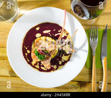 Lammrippchen mit Aubergine und Weinsauce Stockfoto