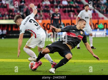 Augsburg, Deutschland. Oktober 2021. Der Stuttgarter Waldemar Anton (R) spielt mit Mads Pedersen während eines Bundesliga-Spiels zwischen dem FC Augsburg und dem VfB Stuttgart am 31. Oktober 2021 in Augsburg. Augsburg gewann 4:1. Quelle: Philippe Ruiz/Xinhua/Alamy Live News Stockfoto