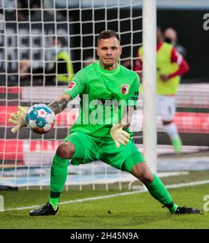 Augsburg, Deutschland. Oktober 2021. Torwart Rafal Gikiewicz aus Augsburg spart sich am 31. Oktober 2021 bei einem Bundesliga-Spiel zwischen dem FC Augsburg und dem VfB Stuttgart in Augsburg. Augsburg gewann 4:1. Quelle: Philippe Ruiz/Xinhua/Alamy Live News Stockfoto