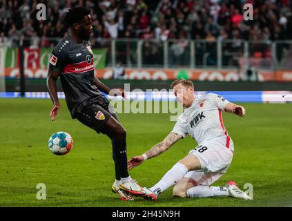 Augsburg, Deutschland. Oktober 2021. Andre Hahn (R) aus Augsburg spielt mit Orel Mangala aus Stuttgart während eines Bundesliga-Spiels zwischen dem FC Augsburg und dem VfB Stuttgart am 31. Oktober 2021 in Augsburg. Augsburg gewann 4:1. Quelle: Philippe Ruiz/Xinhua/Alamy Live News Stockfoto