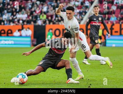 Augsburg, Deutschland. Oktober 2021. Ruben Vargas (R) aus Augsburg steht am 31. Oktober 2021 bei einem Bundesliga-Spiel zwischen dem FC Augsburg und dem VfB Stuttgart in Augsburg vor Daniel Didavi aus Stuttgart. Augsburg gewann 4:1. Quelle: Philippe Ruiz/Xinhua/Alamy Live News Stockfoto