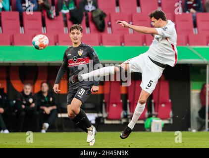 Augsburg, Deutschland. Oktober 2021. Tobias Strobl (R) aus Augsburg übergibt den Ball bei einem Bundesliga-Spiel zwischen dem FC Augsburg und dem VfB Stuttgart am 31. Oktober 2021 in Augsburg. Augsburg gewann 4:1. Quelle: Philippe Ruiz/Xinhua/Alamy Live News Stockfoto