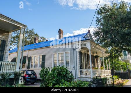 NEW ORLEANS, LA, USA - 26. OKTOBER 2021: Historisches Uptown-Haus mit blauer Plane, die vom Hurritan Ida durch Wind beschädigt wurde Stockfoto