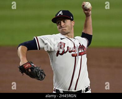 Atlanta, Usa. Oktober 2021. Atlanta Braves Starter Tucker Davidson wirft gegen die Houston Astros während der ersten Inning in Spiel fünf in der MLB World Series im Truist Park am Sonntag, 31. Oktober 2021 in Atlanta, Georgia. Houston steht vor einem Ausscheidungsspiel, das Atlanta 3-1 in der Serie hinterherhinkt. Foto von David Tulis/UPI Credit: UPI/Alamy Live News Stockfoto