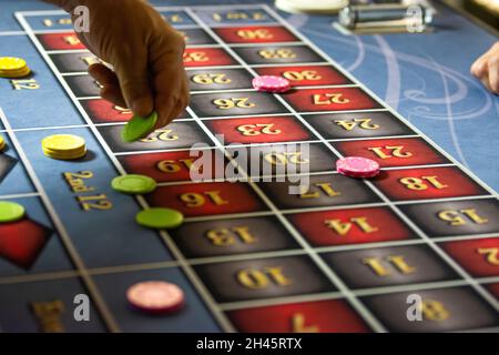 Ein Spieltisch in einem Glücksspielbetrieb in der Stadt Yorba Linda, Kalifornien, USA. Stockfoto