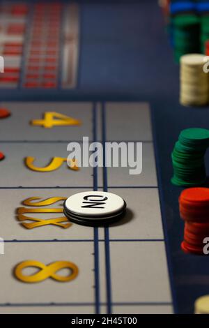 Ein Spieltisch in einem Glücksspielbetrieb in der Stadt Yorba Linda, Kalifornien, USA. Stockfoto