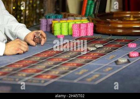 Ein Spieltisch in einem Glücksspielbetrieb in der Stadt Yorba Linda, Kalifornien, USA. Stockfoto