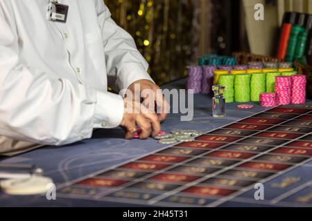 Ein Spieltisch in einem Glücksspielbetrieb in der Stadt Yorba Linda, Kalifornien, USA. Stockfoto