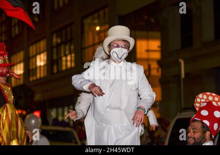 Tausende versammelten sich am 31. Oktober 2021 zur jährlichen Greenwich Village Halloween Parade entlang der 6th Avenue in New York City. Stockfoto