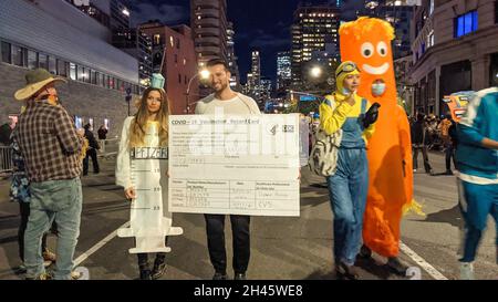 Tausende versammelten sich am 31. Oktober 2021 zur jährlichen Greenwich Village Halloween Parade entlang der 6th Avenue in New York City. Stockfoto