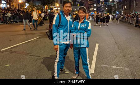 Tausende versammelten sich am 31. Oktober 2021 zur jährlichen Greenwich Village Halloween Parade entlang der 6th Avenue in New York City. Stockfoto