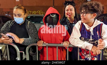 Tausende versammelten sich am 31. Oktober 2021 zur jährlichen Greenwich Village Halloween Parade entlang der 6th Avenue in New York City. Stockfoto