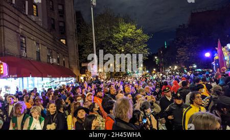 Tausende versammelten sich am 31. Oktober 2021 zur jährlichen Greenwich Village Halloween Parade entlang der 6th Avenue in New York City. Stockfoto