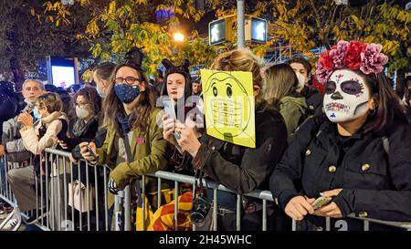 Tausende versammelten sich am 31. Oktober 2021 zur jährlichen Greenwich Village Halloween Parade entlang der 6th Avenue in New York City. Stockfoto