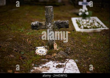 Pamplona, Spanien. Oktober 2021. Auf dem Friedhof von Pamplona ist ein Grab eines Babys mit einem Rosenkranz am Kreuz zu sehen. Anlässlich des Allerheiligen begeben sich katholische Familien auf den spanischen Berichitos-Friedhof in Pamplona, um Blumen auf die Gräber ihrer verstorbenen Verwandten in Navarra zu legen. Kredit: SOPA Images Limited/Alamy Live Nachrichten Stockfoto