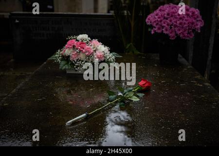 Pamplona, Spanien. Oktober 2021. Blumen wurden auf einem Grab auf dem Friedhof von Pamplona platziert. Anlässlich des Allerheiligen begeben sich katholische Familien auf den spanischen Berichitos-Friedhof in Pamplona, um Blumen auf die Gräber ihrer verstorbenen Verwandten in Navarra zu legen. Kredit: SOPA Images Limited/Alamy Live Nachrichten Stockfoto