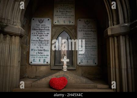 Pamplona, Spanien. Oktober 2021. Detail eines Familien-Pantheons mit einem Herz aus roten Rosen auf dem Friedhof von Pamplona. Anlässlich des Allerheiligen begeben sich katholische Familien auf den spanischen Berichitos-Friedhof in Pamplona, um Blumen auf die Gräber ihrer verstorbenen Verwandten in Navarra zu legen. (Foto von Elsa A Bravo/SOPA Images/Sipa USA) Quelle: SIPA USA/Alamy Live News Stockfoto