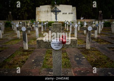 Pamplona, Spanien. Oktober 2021. Auf dem Friedhof der während des Spanischen Bürgerkrieges in Pamplona Getöteten ist ein Kreuz mit einem Schild mit der Aufschrift „Verstorben von Spanien“ zu sehen. Anlässlich des Allerheiligen begeben sich katholische Familien auf den spanischen Berichitos-Friedhof in Pamplona, um Blumen auf die Gräber ihrer verstorbenen Verwandten in Navarra zu legen. (Foto von Elsa A Bravo/SOPA Images/Sipa USA) Quelle: SIPA USA/Alamy Live News Stockfoto