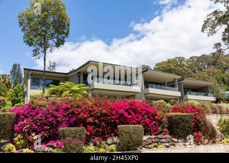 Bayview Sydney, Appartementhäuser mit Bougainvillea, die im Vorgarten blüht, Sydney Northern Beaches Region, NSW, Australien Stockfoto