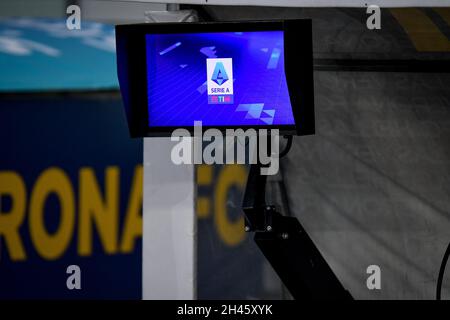 Verona, Italien. Oktober 2021. Der VAR-Monitor der Serie A während des Spiels von Hellas Verona FC gegen Juventus FC, italienischer Fußball Serie A in Verona, Italien, Oktober 30 2021 Quelle: Independent Photo Agency/Alamy Live News Stockfoto