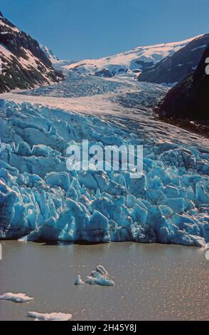 Dramatic Bear Glacier Coming Out of the Sky in der Nähe von Stewart, BC in Kanada Stockfoto