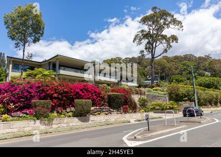 Bayview Sydney, Appartementhäuser mit Bougainvillea, die im Vorgarten blüht, Sydney Northern Beaches Region, NSW, Australien Stockfoto