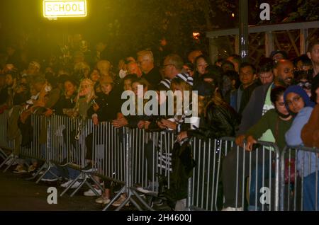 New York, Usa. Oktober 2021. Tausende versammelten sich, um die jährliche Greenwich Village Halloween Parade entlang der 6th Avenue in New York City am 31. Oktober 2021 zu beobachten. (Foto von Ryan Rahman/Pacific Press) Quelle: Pacific Press Media Production Corp./Alamy Live News Stockfoto