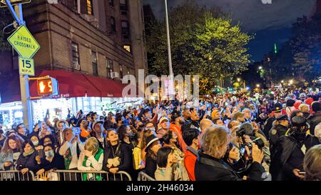 New York, Usa. Oktober 2021. Tausende versammelten sich, um die jährliche Greenwich Village Halloween Parade entlang der 6th Avenue in New York City am 31. Oktober 2021 zu beobachten. (Foto von Ryan Rahman/Pacific Press) Quelle: Pacific Press Media Production Corp./Alamy Live News Stockfoto