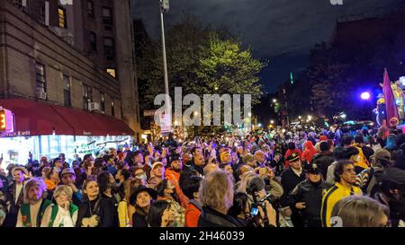 New York, Usa. Oktober 2021. Tausende versammelten sich, um die jährliche Greenwich Village Halloween Parade entlang der 6th Avenue in New York City am 31. Oktober 2021 zu beobachten. (Foto von Ryan Rahman/Pacific Press) Quelle: Pacific Press Media Production Corp./Alamy Live News Stockfoto