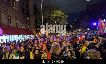 New York, Usa. Oktober 2021. Tausende versammelten sich, um die jährliche Greenwich Village Halloween Parade entlang der 6th Avenue in New York City am 31. Oktober 2021 zu beobachten. (Foto von Ryan Rahman/Pacific Press) Quelle: Pacific Press Media Production Corp./Alamy Live News Stockfoto