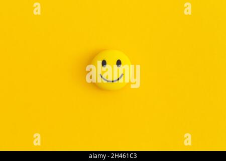 Emoticon lächelt auf gelbem Hintergrund Stockfoto