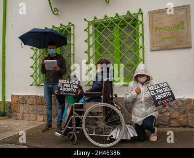 Eine Gruppe von Menschen protestiert am 30. Oktober 2021 vor dem Gesundheitszentrum für Familienplanung, Profamilia, Bogota, gegen die Praxis der Abtreibungen in Kolumbien mit einem Schild mit der Aufschrift „Betet für ein Ende der Abtreibungen“. Stockfoto