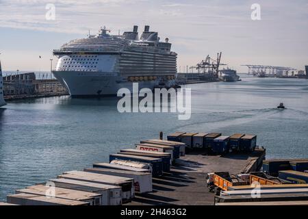 Barcelona, Spanien. Oktober 2021. Das große Kreuzschiff MS Harmony of the Seas ist im Hafen von Barcelona zu sehen. Im Hafen von Barcelona verkehren täglich große Touristenkreuzfahrten mit einer Kapazität von mehr als 6,000 Passagieren bei voller Belegung für Kreuzfahrten im Mittelmeer. Kredit: SOPA Images Limited/Alamy Live Nachrichten Stockfoto