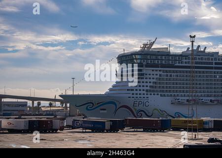 Barcelona, Spanien. Oktober 2021. Das große Kreuzschiff Norwegian Epic ist im Hafen von Barcelona zu sehen. Im Hafen von Barcelona verkehren täglich große Touristenkreuzfahrten mit einer Kapazität von mehr als 6,000 Passagieren bei voller Belegung für Kreuzfahrten im Mittelmeer. Kredit: SOPA Images Limited/Alamy Live Nachrichten Stockfoto