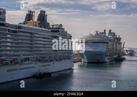 Barcelona, Spanien. Oktober 2021. Die großen Kreuzschiffe Norwegian Epic und die MS Harmony of the Seas sind im Hafen von Barcelona zu sehen. Im Hafen von Barcelona verkehren täglich große Touristenkreuzfahrten mit einer Kapazität von mehr als 6,000 Passagieren bei voller Belegung für Kreuzfahrten im Mittelmeer. Kredit: SOPA Images Limited/Alamy Live Nachrichten Stockfoto