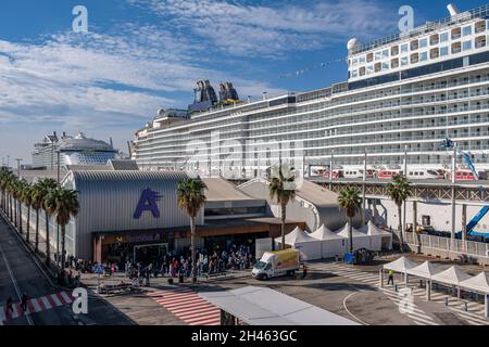 Barcelona, Spanien. Oktober 2021. Kreuzfahrthafen Terminal A ist mit den großen Kreuzfahrtschiffen Norwegian Epic und MS Harmony of the Seas zu sehen. Im Hafen von Barcelona verkehren täglich große Touristenkreuzfahrten mit einer Kapazität von mehr als 6,000 Passagieren bei voller Belegung für Kreuzfahrten im Mittelmeer. Kredit: SOPA Images Limited/Alamy Live Nachrichten Stockfoto